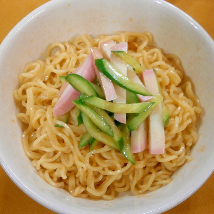 インスタントラーメンで☆かまぼこ・きゅうりの油そば